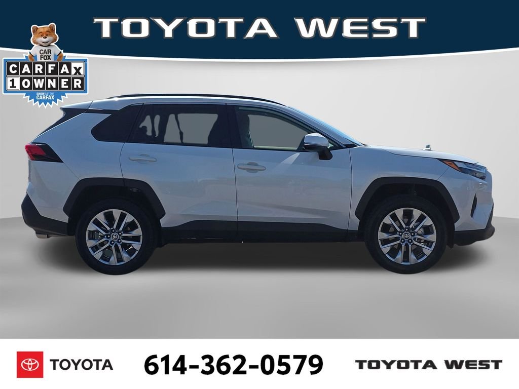 Used 2025 Beige Toyota XLE Premium image 4