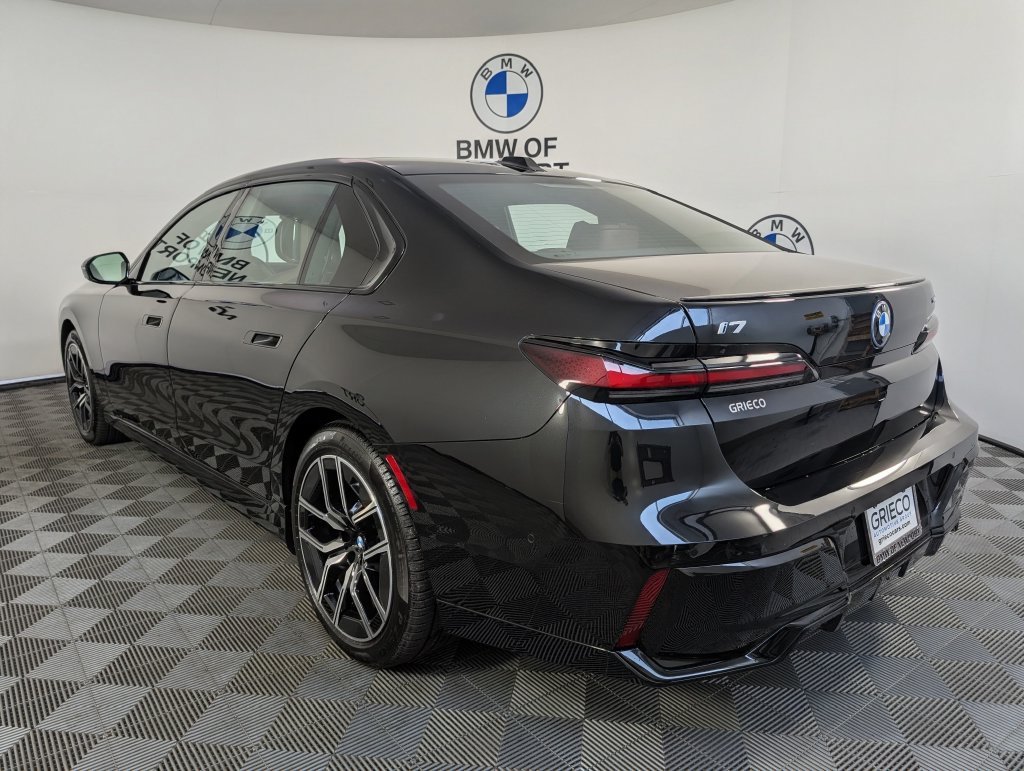 Used 2026 Black BMW xDrive60 image 8