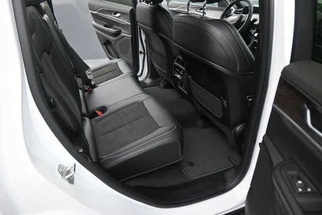 New 2026 Bright White Clear-Coat Exterior Paint Jeep Laredo Altitude image 25