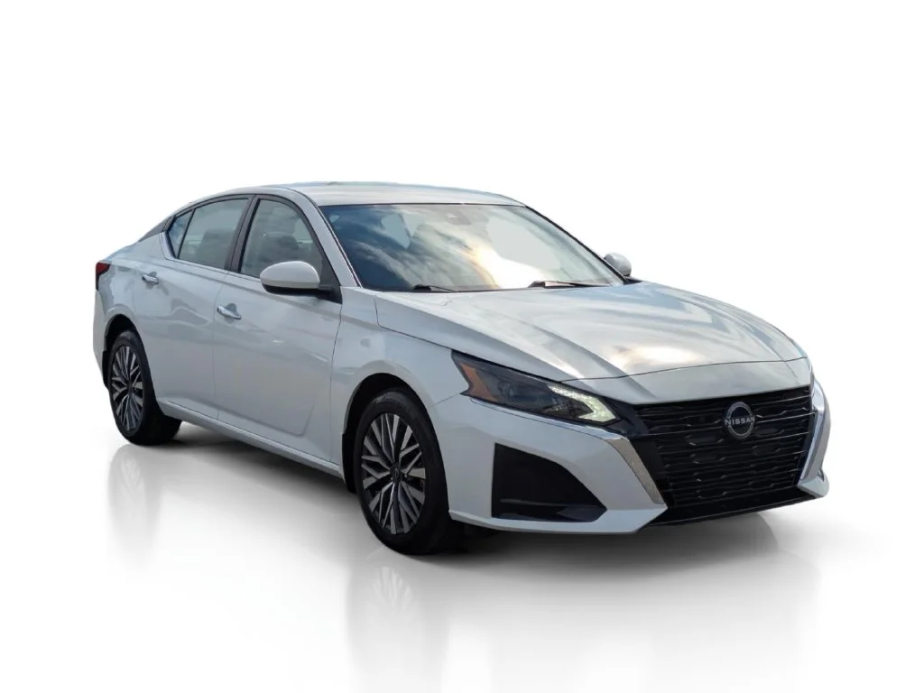 Used 2023 White Nissan 2.5 SV image 3