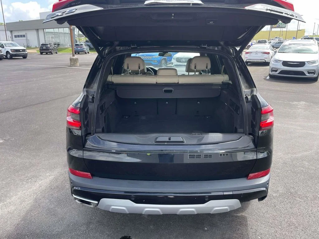 Certified Used 2019 Black BMW xDrive40i image 10