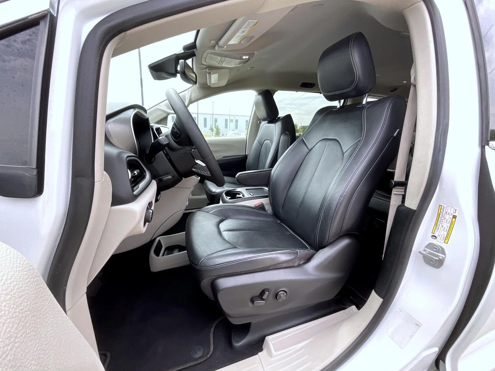Used 2022 White Chrysler Touring L image 9