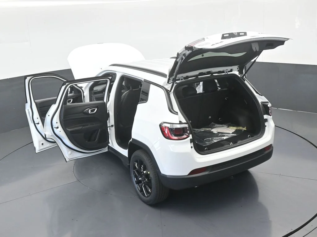 New 2026 Bright White Clear-Coat Exterior Paint Jeep Latitude image 59
