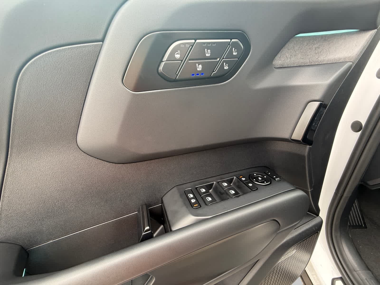 New 2027 Glacial White Pearl Kia X-LINE SX image 10