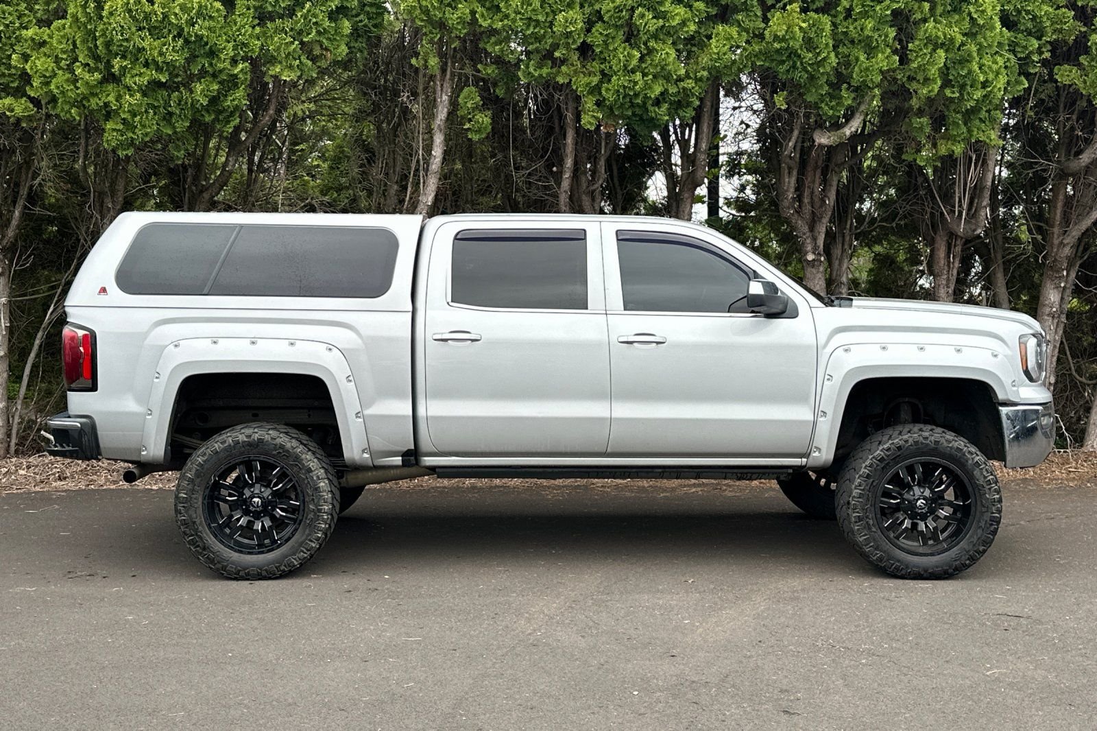 Used 2016 Silver GMC SLT image 3