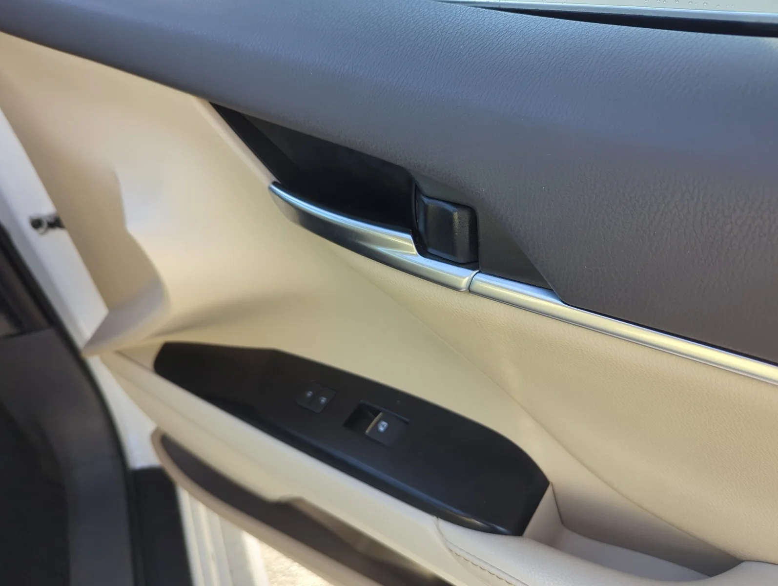 Used 2019 Super White Toyota XLE image 29