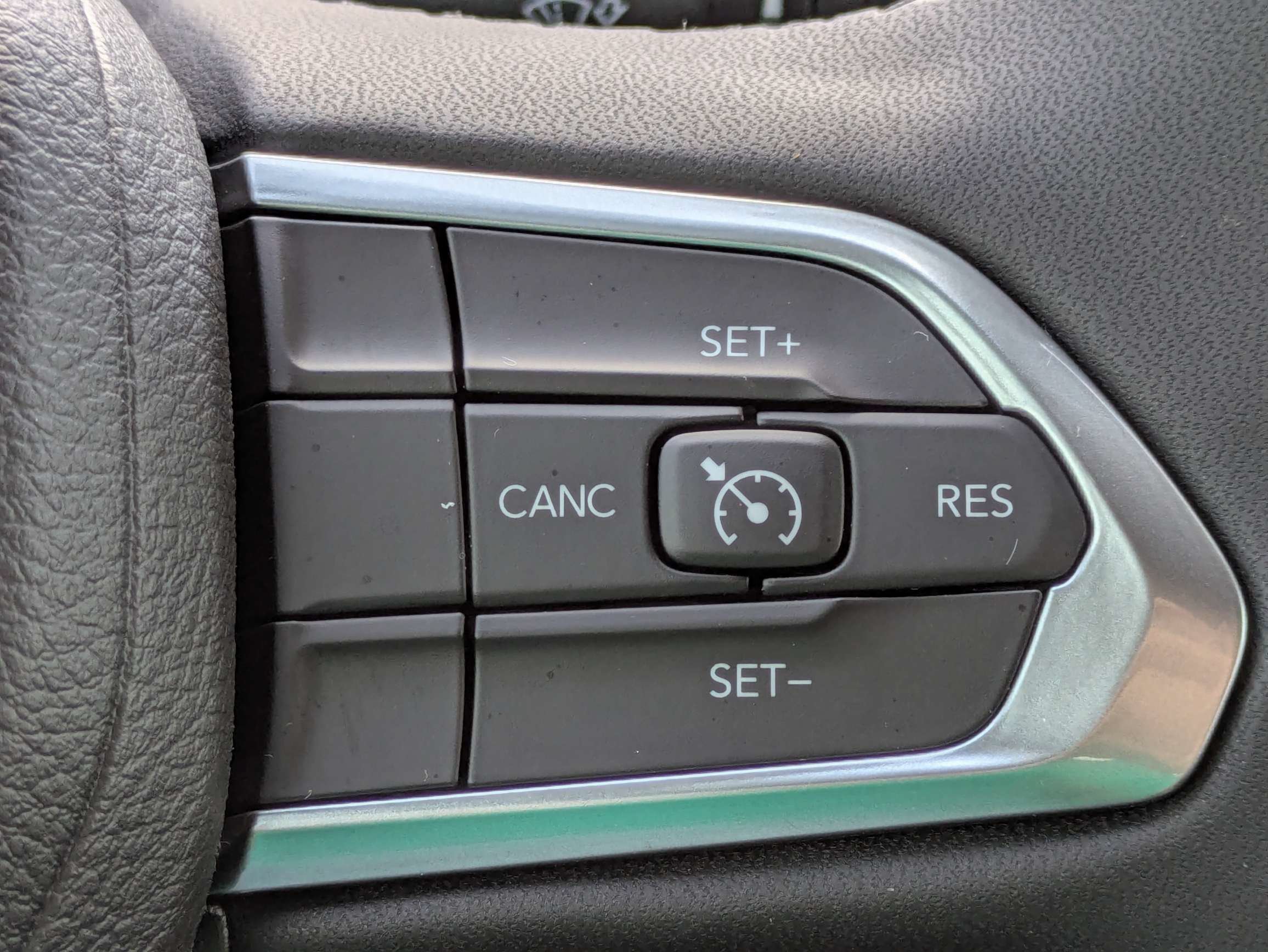 Used 2025 Red Hot Pearlcoat Jeep Latitude image 31