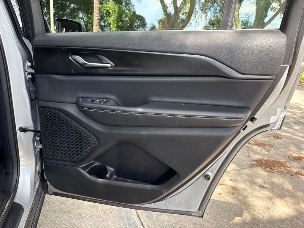 Used 2023 Silver Jeep Laredo image 19