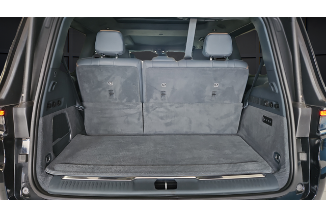 Used 2022 Diamond Black Crystal Pearlcoat Jeep Series II image 27