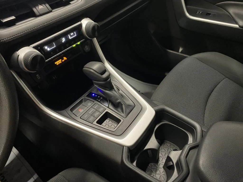 Used 2019 White Toyota LE image 18