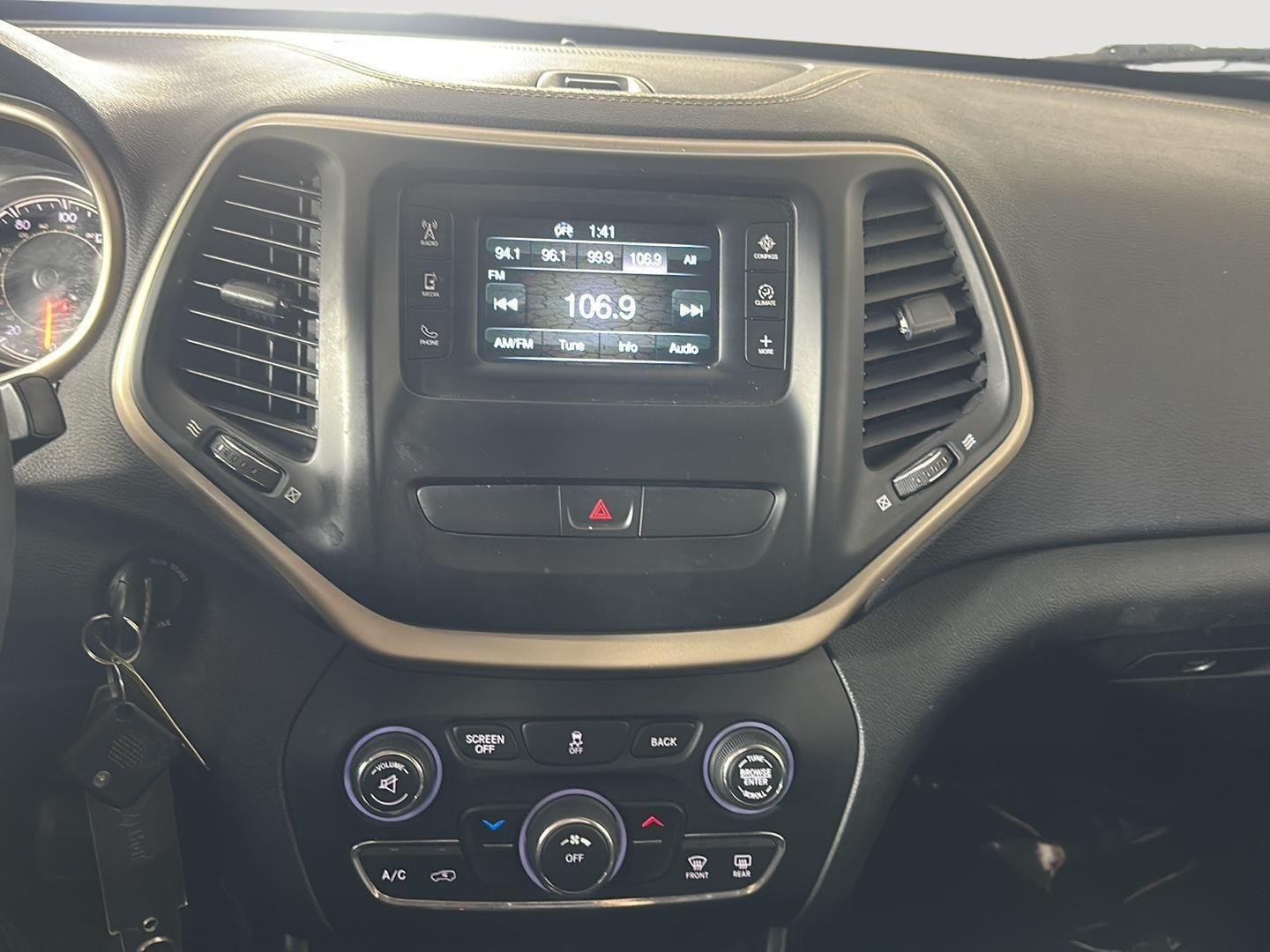 Used 2017 Granite Crystal Metallic Clearcoat Jeep Latitude image 13