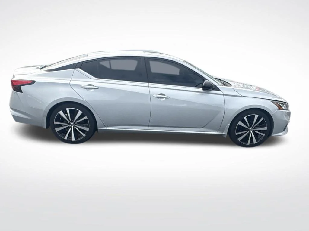 Used 2021 Silver Nissan 2.0 SR image 3