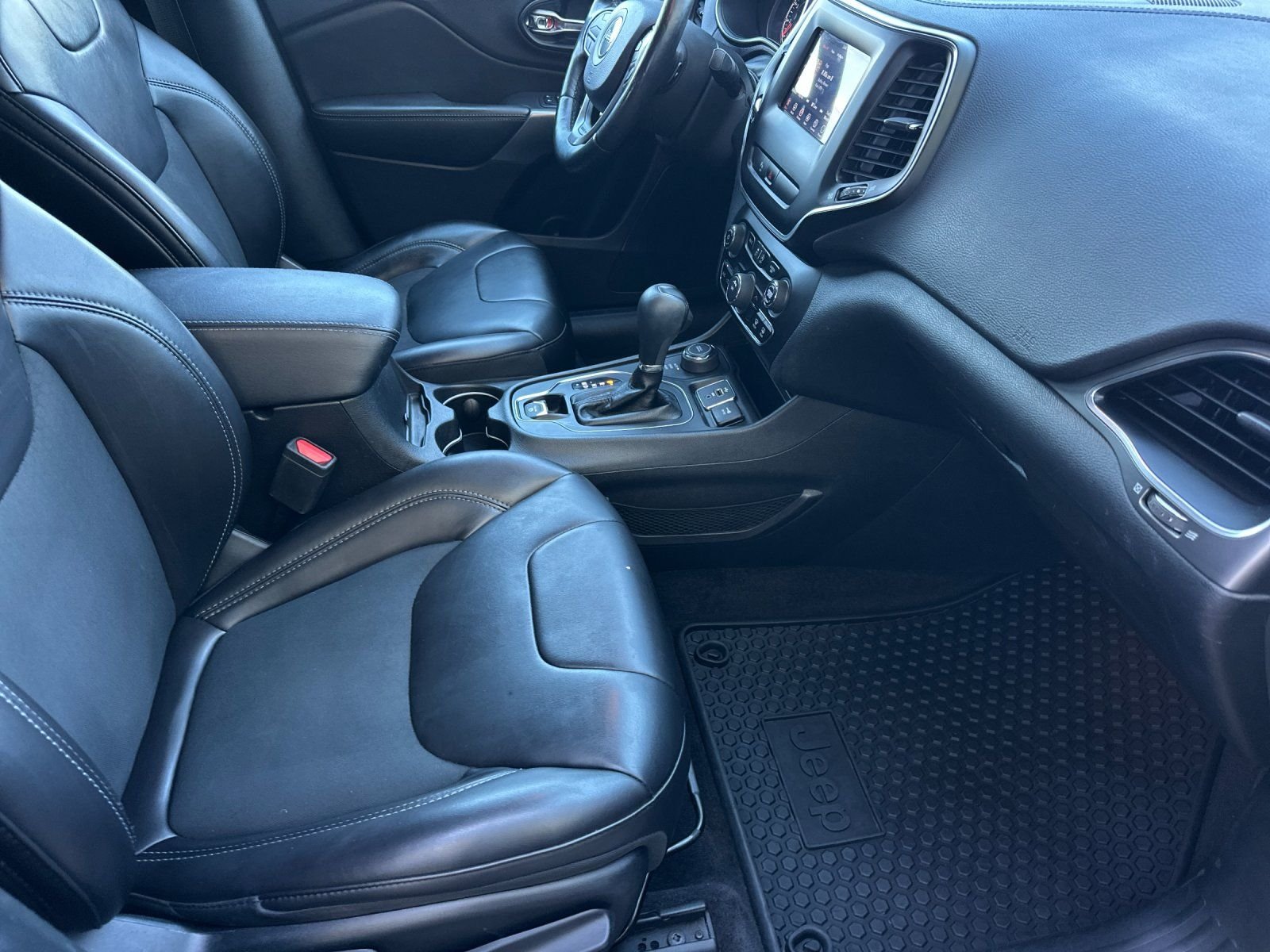 Used 2019 Velvet Red Pearlcoat Jeep Latitude Plus image 14