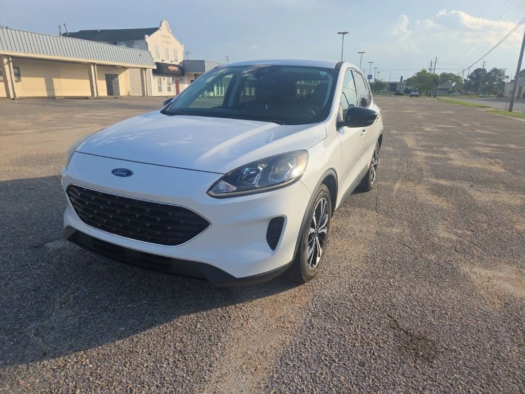 Used 2021 White Ford SE image 3