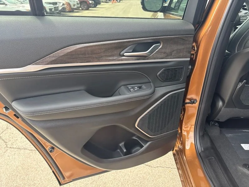 New 2026 Copper Shino Metallic Clear-Coat Exterior Paint Jeep Limited Reserve image 13
