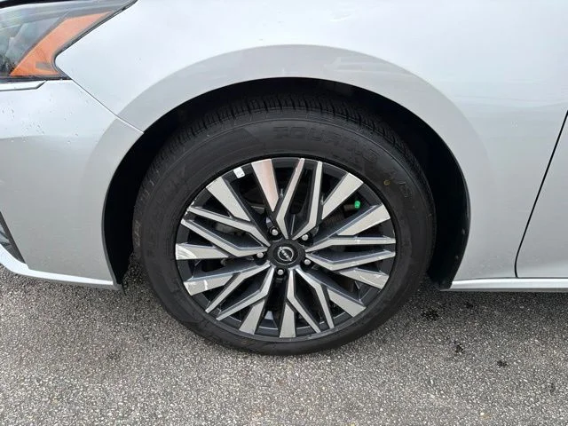 Used 2025 Silver Nissan 2.5 SV image 5
