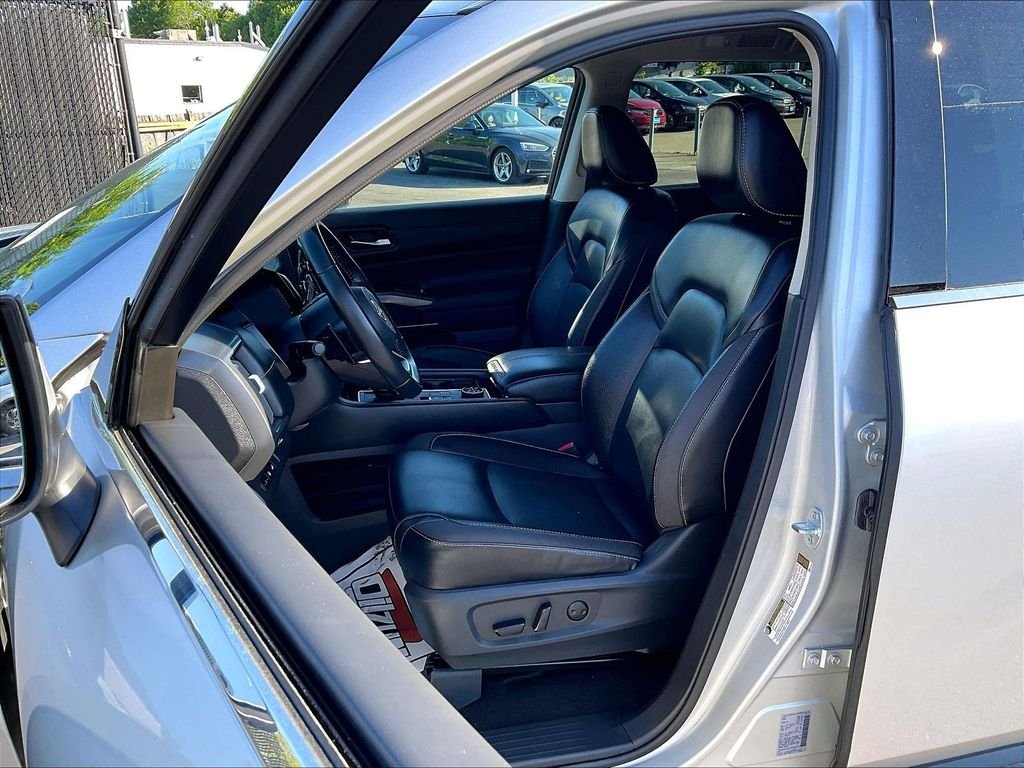 Used 2023 Silver Nissan SL image 10