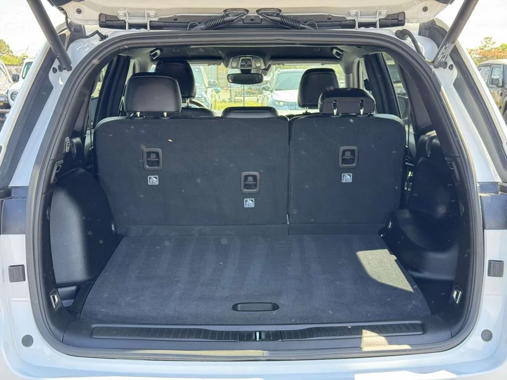 Used 2023 White/off-white Jeep Altitude X image 27