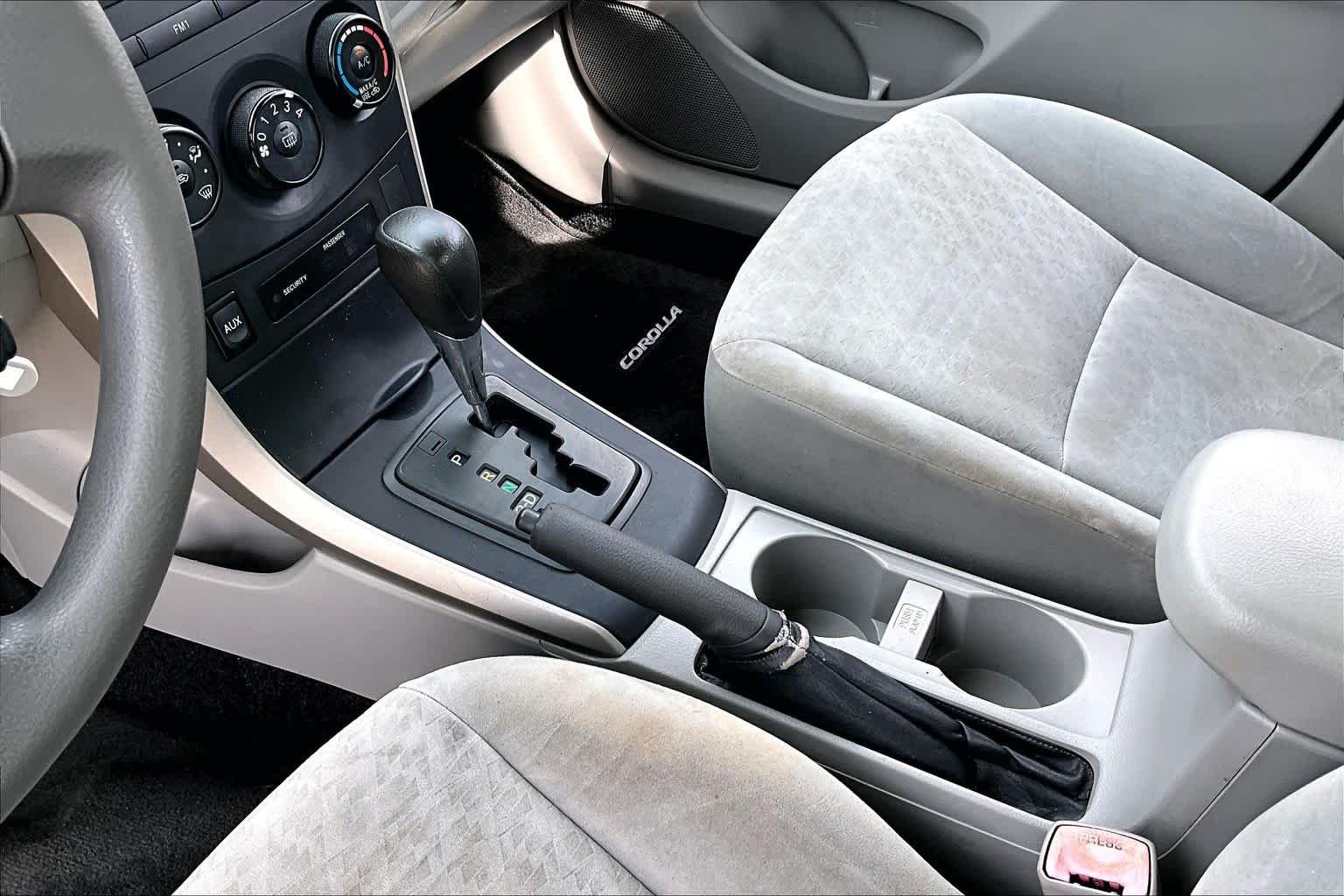 Used 2009 Classic Silver Metallic Toyota LE image 13