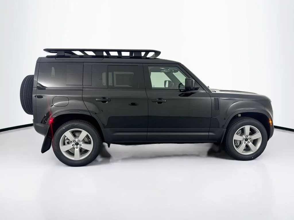 New 2026 Santorini Black Land Rover S image 4