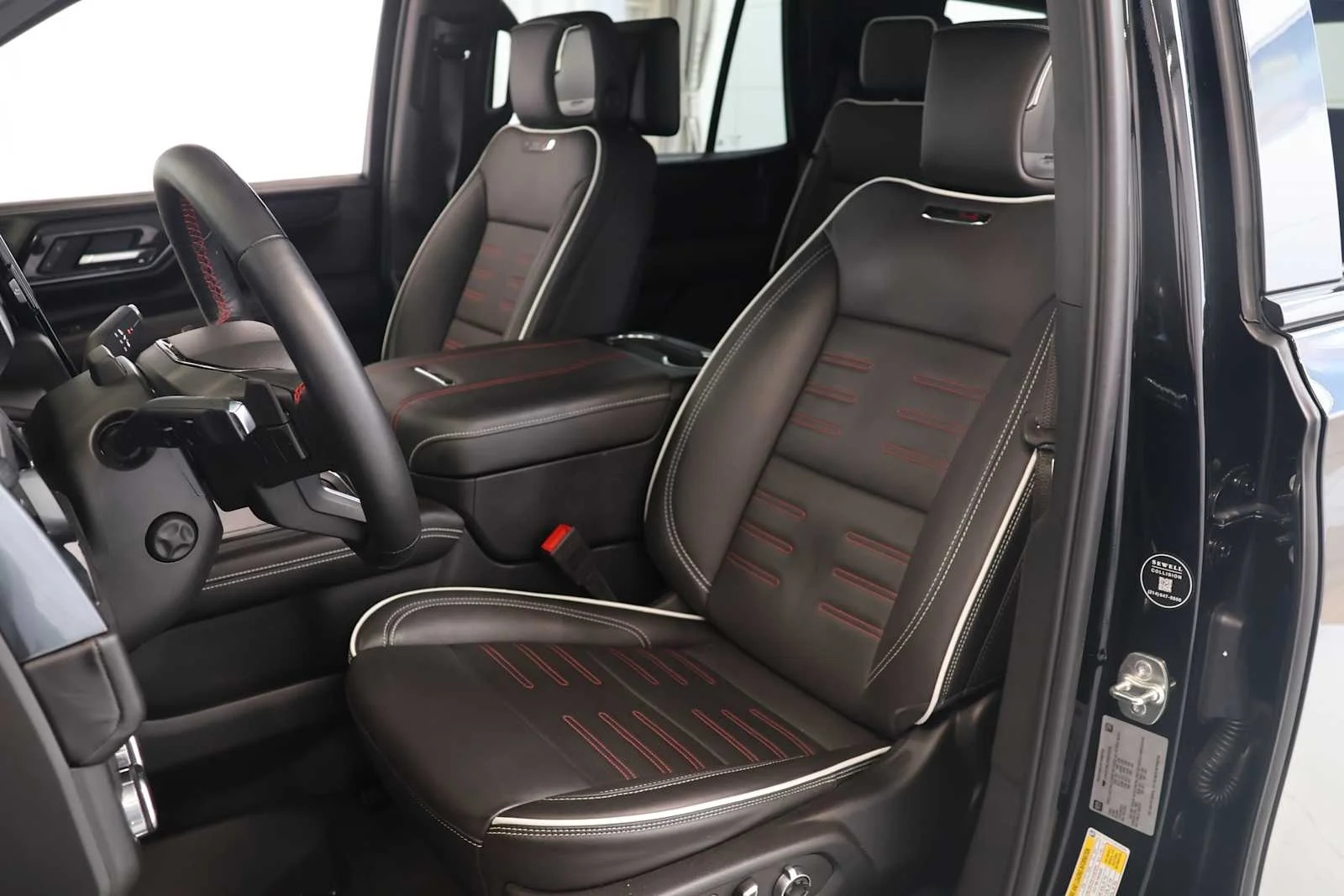 Used 2025 Onyx Black GMC AT4 Ultimate image 9