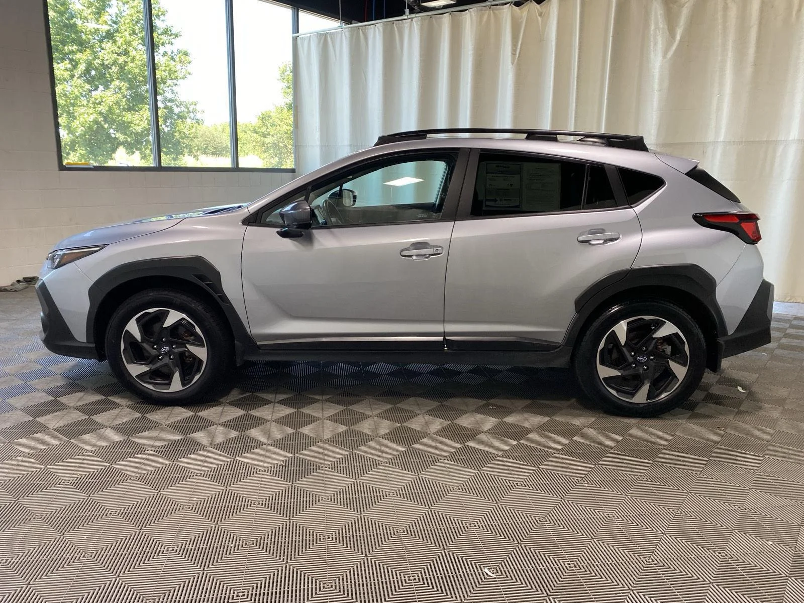 Used 2024 Ice Silver Metallic Subaru Limited image 8