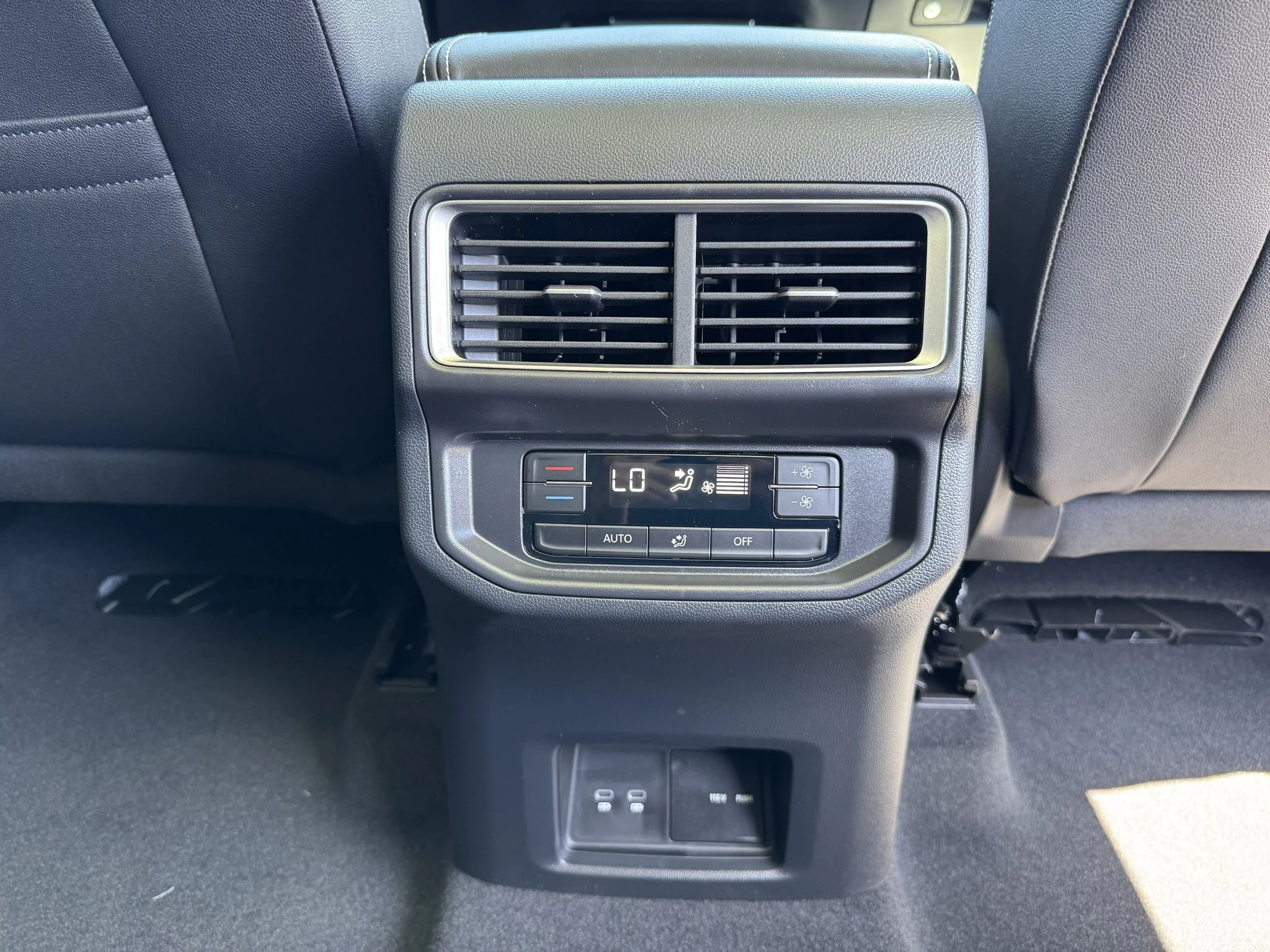 New 2026 Silver Mist Metallic Volkswagen 2.0T SE w/Technology image 33