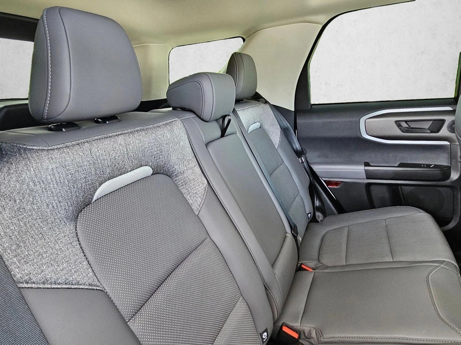 Used 2025 Oxford White Ford Badlands image 25