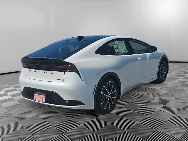 New 2027 Wind Chill Pearl Toyota XLE image 4