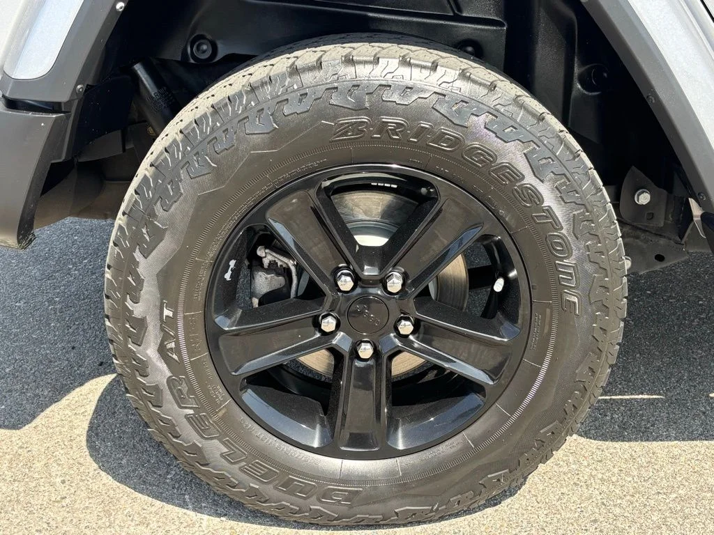 Used 2021 Billet Silver Metallic Clear Coat Jeep Sahara Altitude image 27