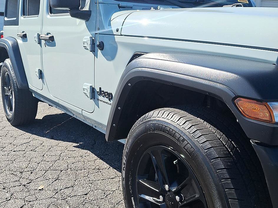 Used 2023 Earl Clearcoat Jeep Sport Altitude image 29