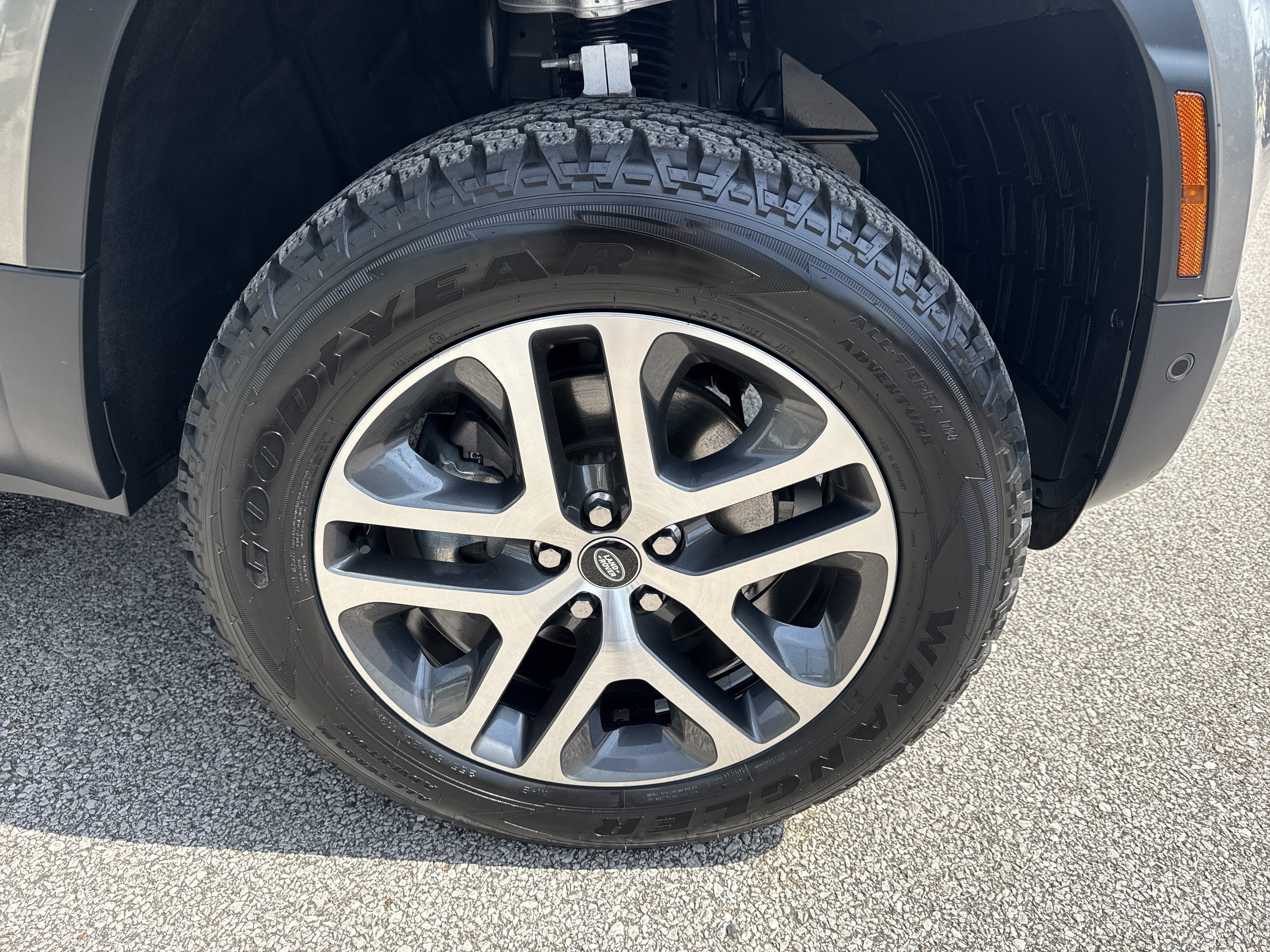 Used 2023  Land Rover S image 16