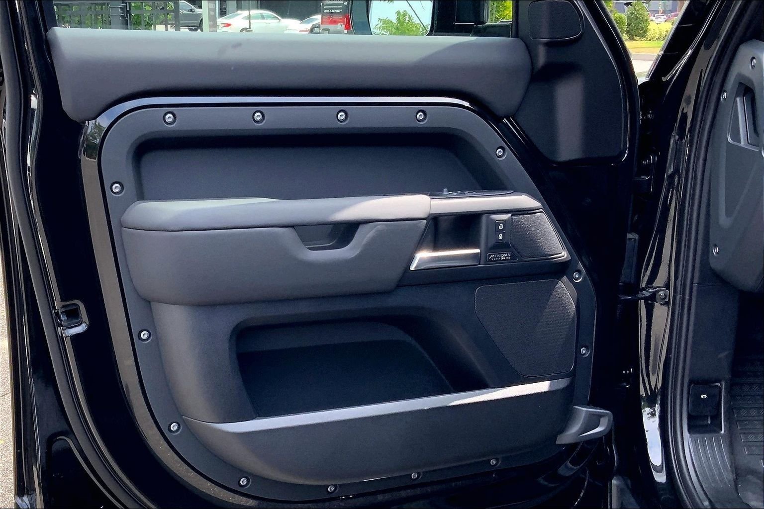 New 2026 Santorini Black Land Rover X-Dynamic SE image 10