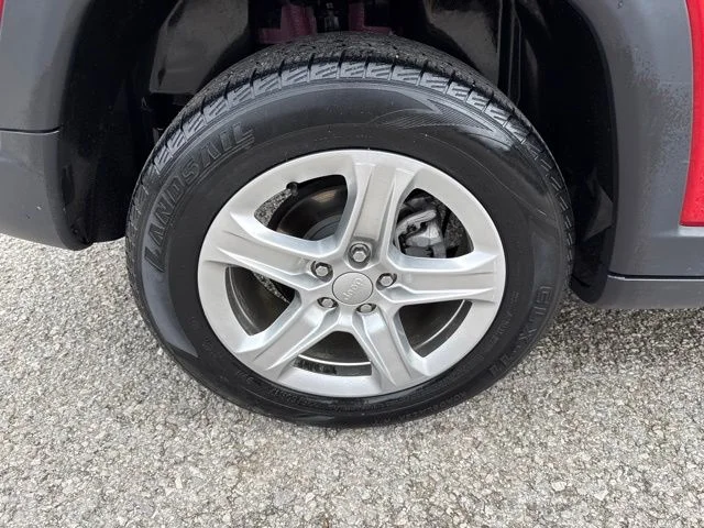 Used 2024  Jeep Latitude image 11