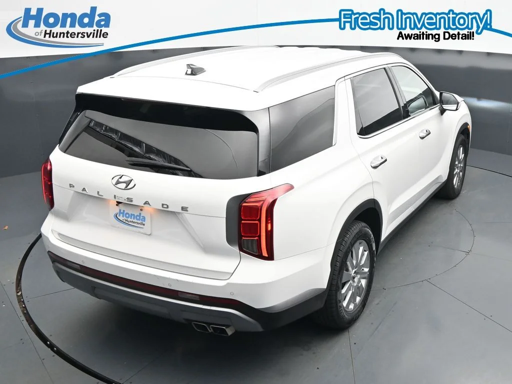 Used 2025 White Hyundai SEL image 25