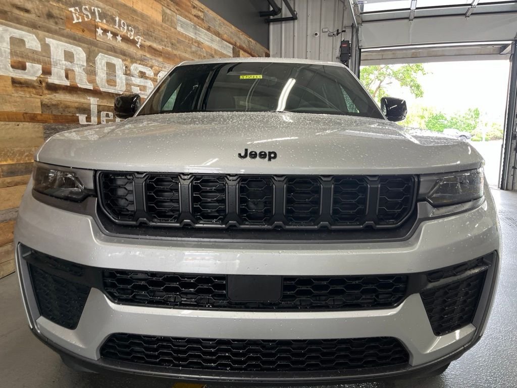 New 2026 Silver Zynith Exterior Paint Jeep Laredo Altitude image 7