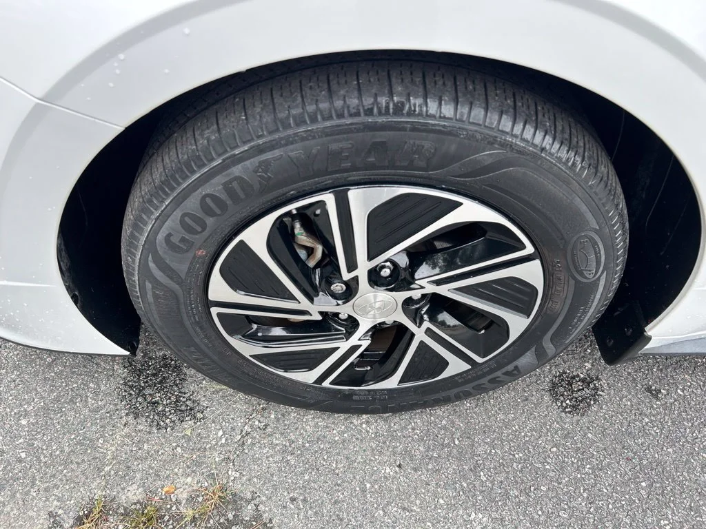 Used 2022 White Hyundai Blue image 13