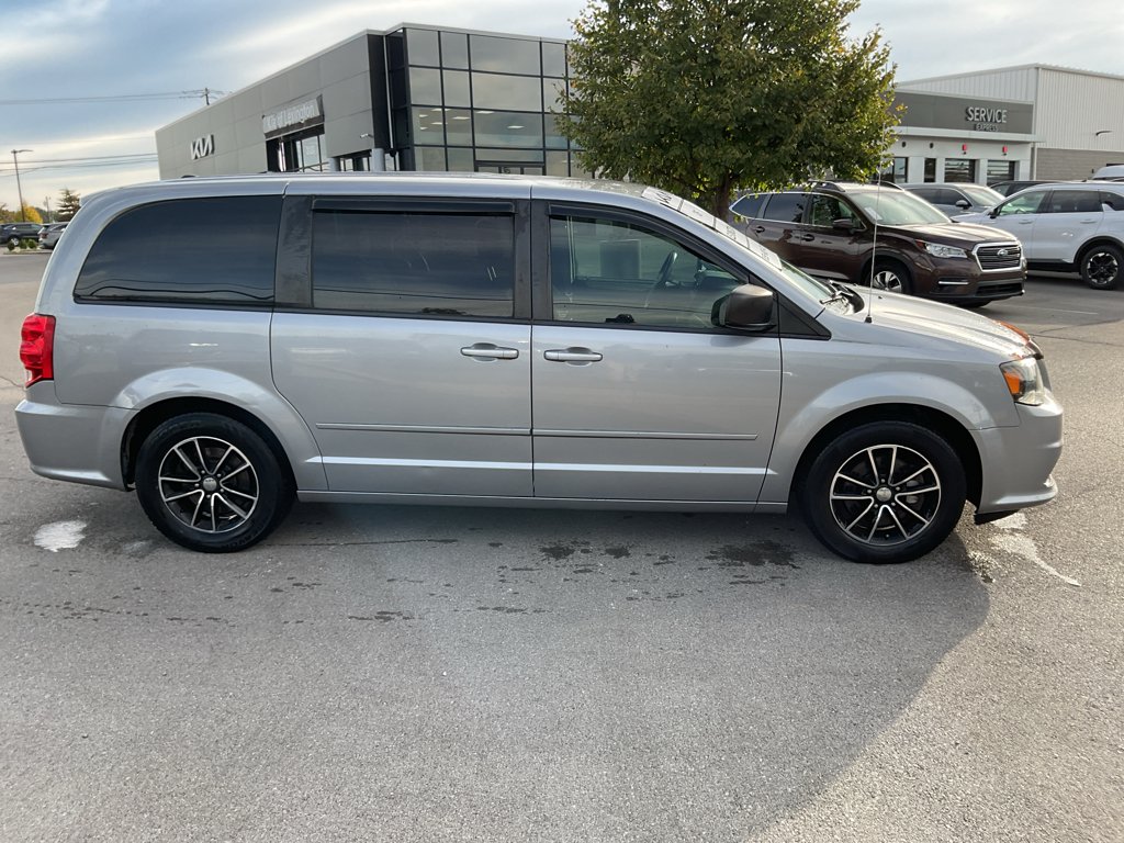 Used 2015 Billet Silver Metallic Clearcoat Dodge SE image 9