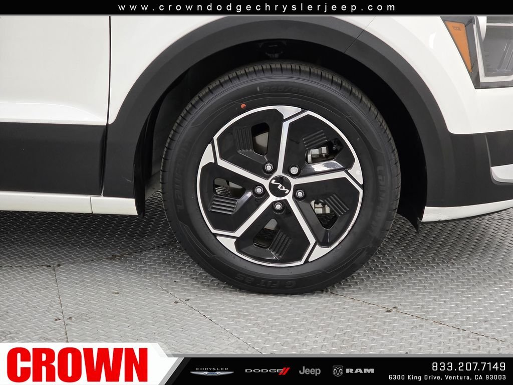 Used 2023 White Kia EX image 9