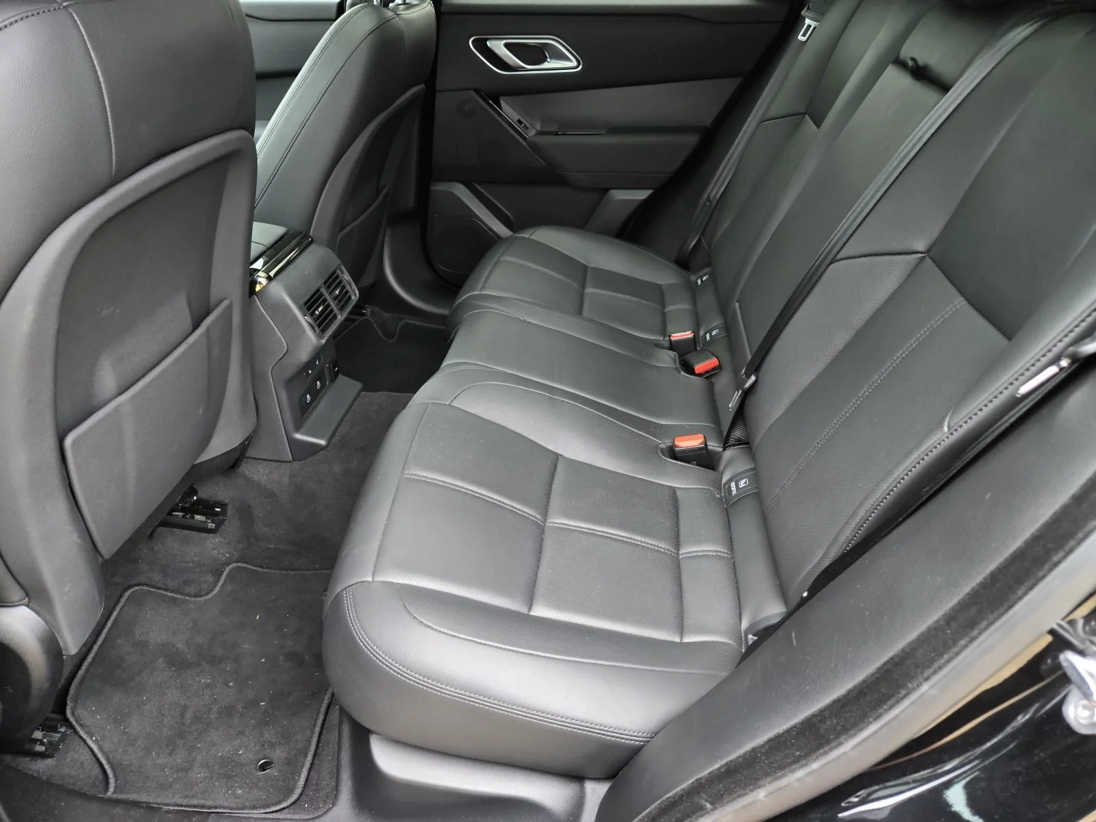 Used 2025 Santorini Black Metallic Land Rover Dynamic SE image 34