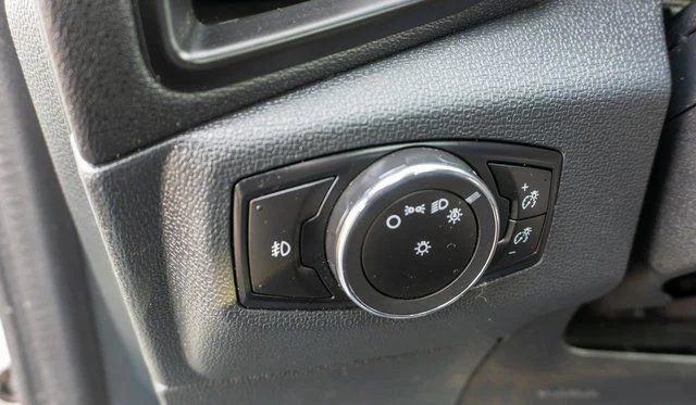 Used 2022 White Ford SE image 19