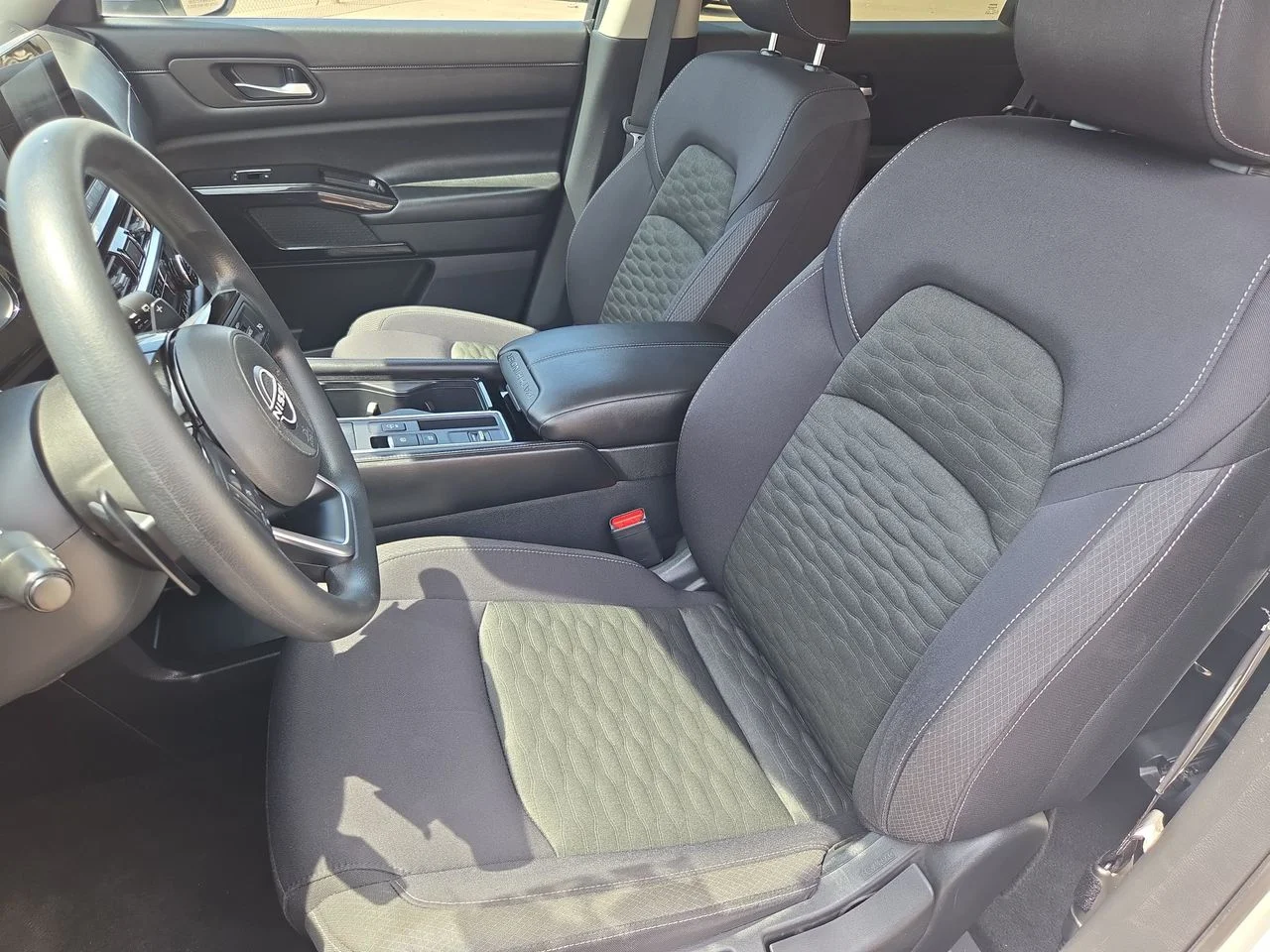 Used 2022 White Nissan S image 9