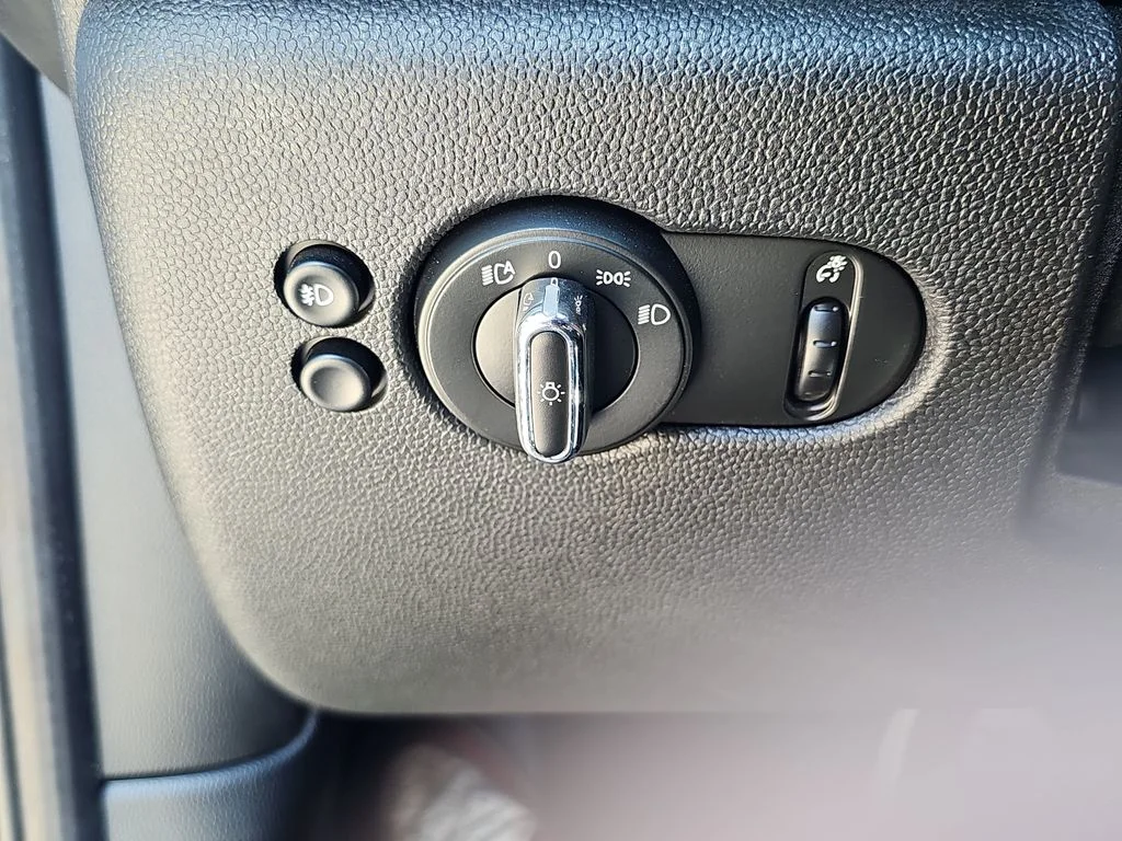 Used 2018 Blue MINI Base image 24