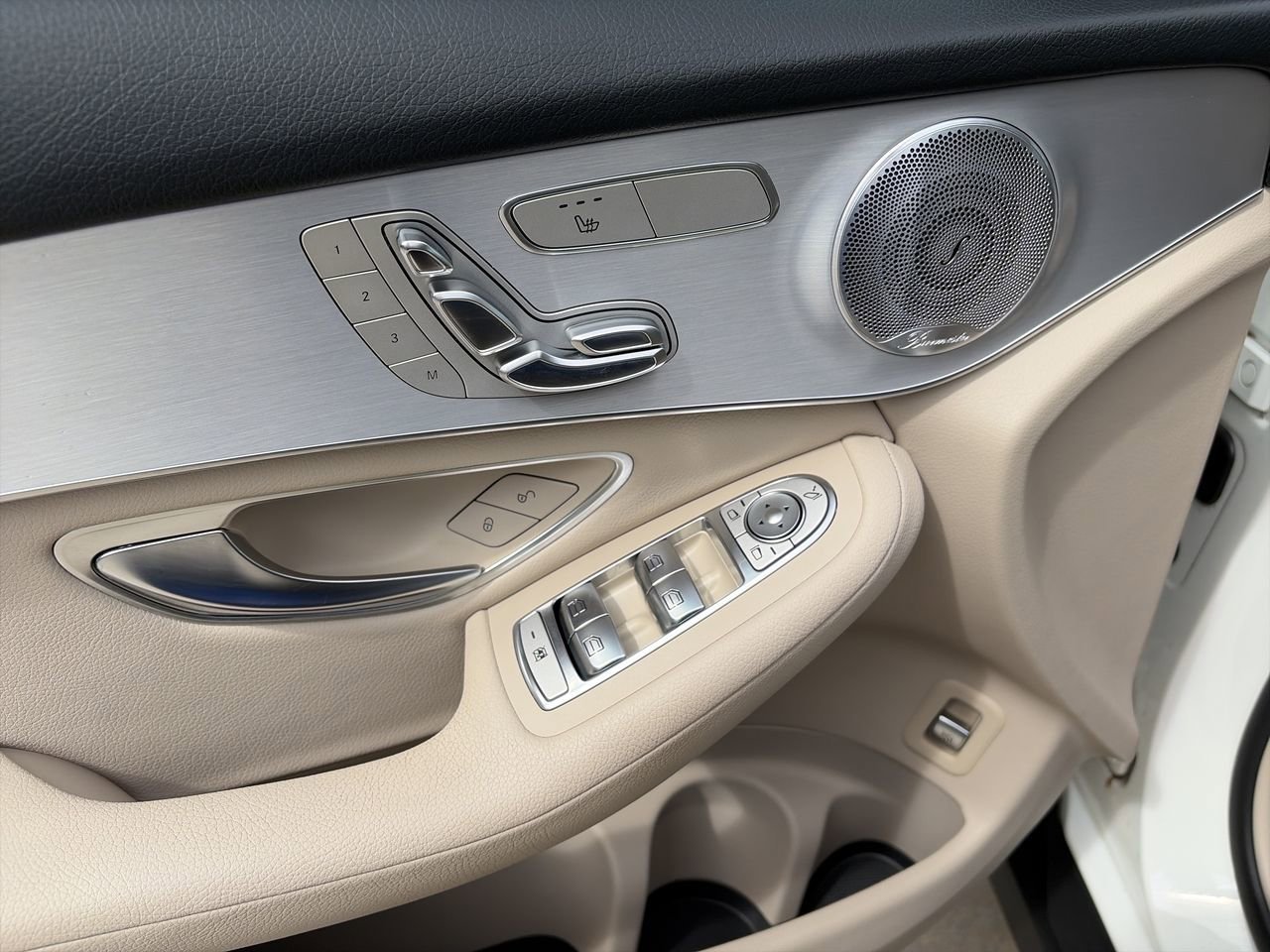 Used 2020 designo Diamond White Metallic Mercedes-Benz GLC 300 image 19