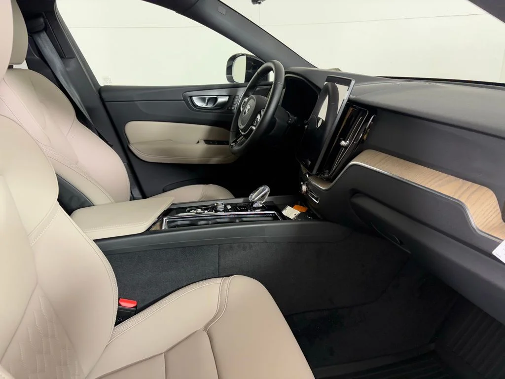 2026 Volvo XC60 Plus - Photo 14