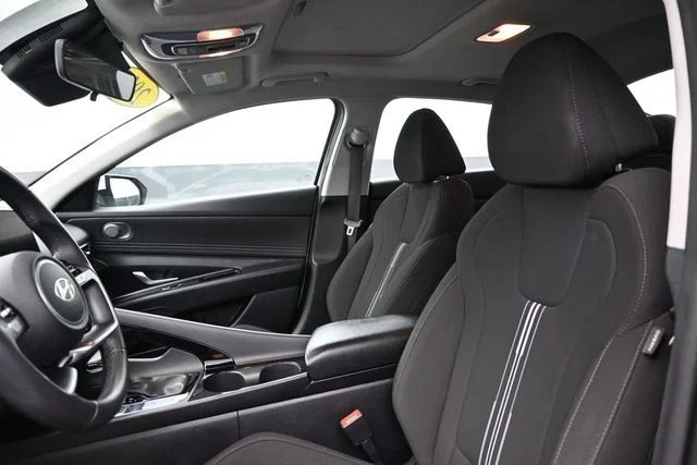Used 2025 White Hyundai SEL Convenience image 22