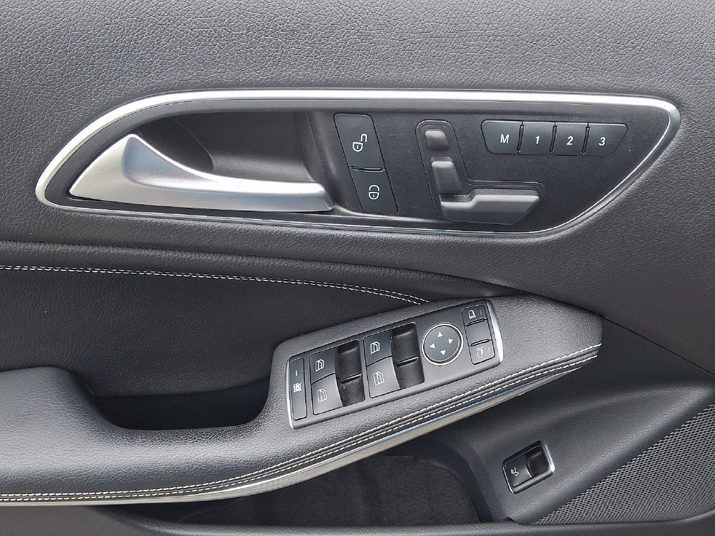 Used 2015  Mercedes-Benz GLA 250 image 12