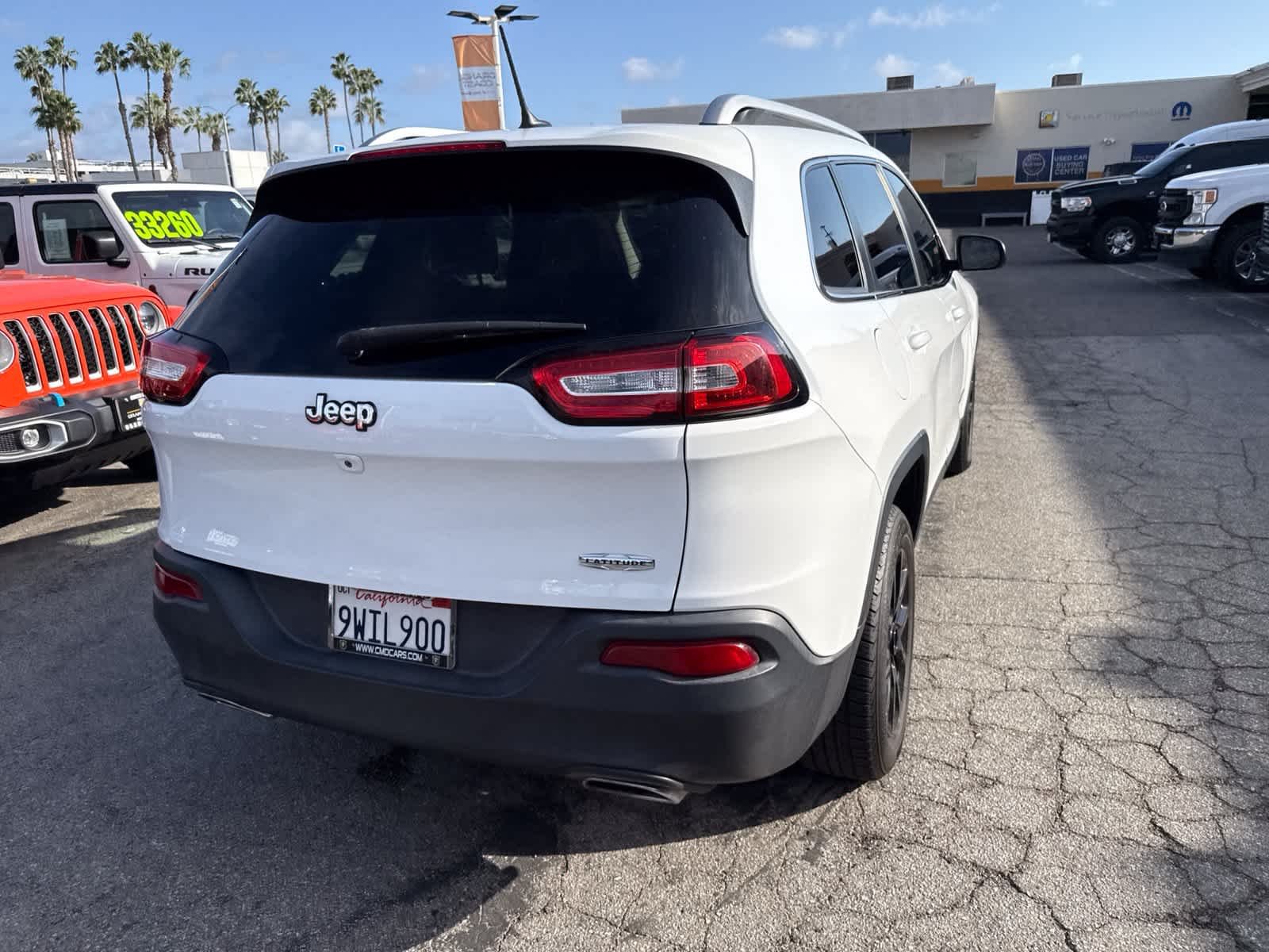 Used 2018 Bright White Clearcoat Jeep Latitude image 11