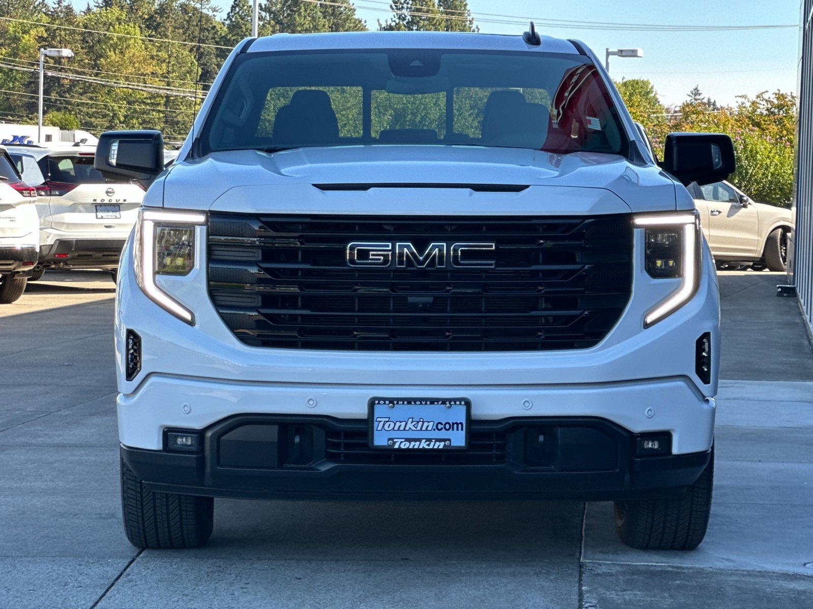 Used 2025 Summit White GMC Elevation image 9