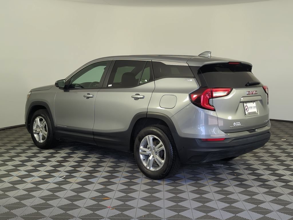 Used 2024 Sterling Metallic GMC SLE image 4